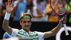 Roger Federer oslavuje vítzství.