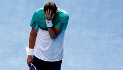 Zklamaný Tomá Berdych v utkání s Rogerem Federerem.