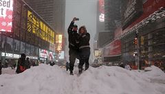 Pár si fotí selfie na zasneném Manhattanu.