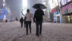 V New Yorku stále padá nový sníh.