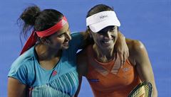 Martina Hingisová a Sania Mirzaová v prbhu zápasu.