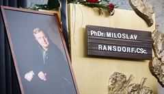 Stovky lidí vzpomínaly na Ransdorfa. Do Strašnic přijeli jeho političtí kolegové