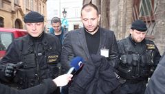 Policisté vedli Ivo Halu ze sluebny v praské ulici Na Pertýn do úadovny za...