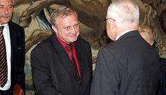 V ervenci 2004 pijímá Miloslav Ransdorf gratulaci ke zvolení do...
