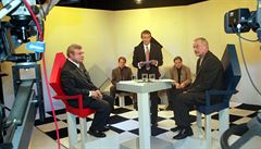 Miloslav Ransdorf sedí ve studiu ped politickou debatou v Nedlní partii ...
