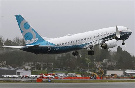 Boeing 737 MAX bhem vzlétnutí.