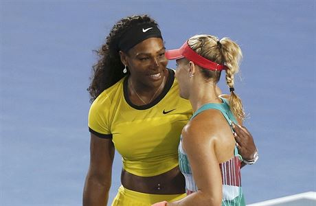 Serena Williamsov gratuluje Nmce Angelique Kerberov k triumfu