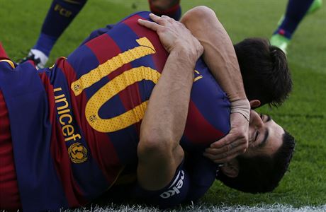 Luis Surez a Lionel Messi. Stelci obou gl Barcelony ve vzjemnm objet.