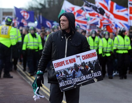 Britská policie zasáhla v Doveru pi protestu proti uprchlíkm.