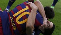 Luis Suárez a Lionel Messi. Střelci obou gólů Barcelony ve vzájemném objetí.
