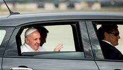 Pape Frantiek zdravil vící i zvdavce z okna fiatu 500l, který se prodal za...