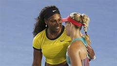 Serena Williamsová gratuluje Nmce Angelique Kerberové k triumfu