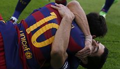 Luis Suárez a Lionel Messi. Stelci obou gól Barcelony ve vzájemném objetí.