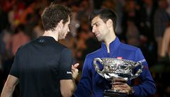 Andy Murray gratuluje Novaku Djokoviovi