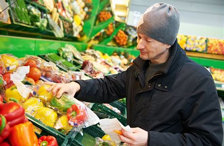 Pi nákupu si potraviny dkladn prohlédnte, jestli nejeví známky zkaení