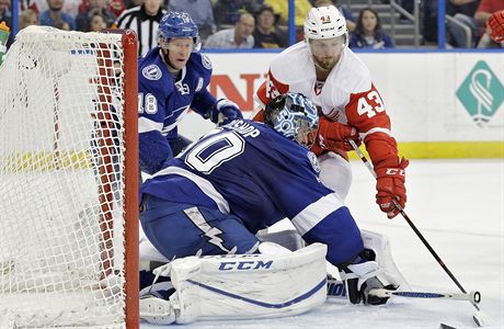 Gólman Tampa Bay Lightning Ben Bishop (30) zastavuje stelu centra Detroit Red...