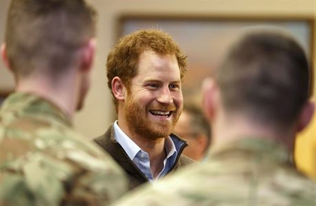 Princ Harry se v únoru 2016 setkal s britskými vojáky.