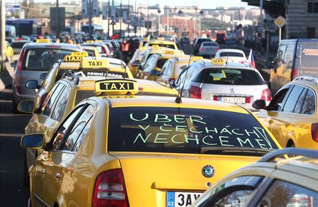 Z protestu ásti praských taxiká proti spolenosti Uber.