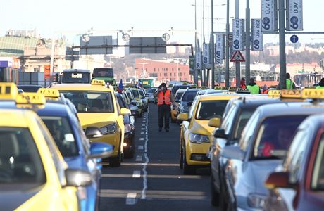 Protest taxiká proti spolenosti Uber na praské magistrále.