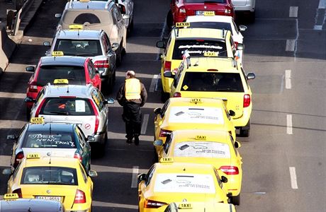 Protest praských taxiká proti pepravním spolenostem Uber a Taxify,...
