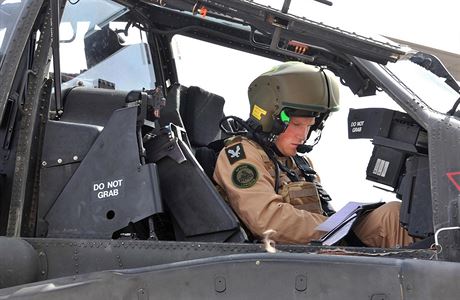 Princ Harry ukonil vcvik jako pilot bojov helikoptry Apache.