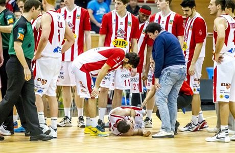 Zranný basketbalista Luká Kotas po úderu od Jana paka.