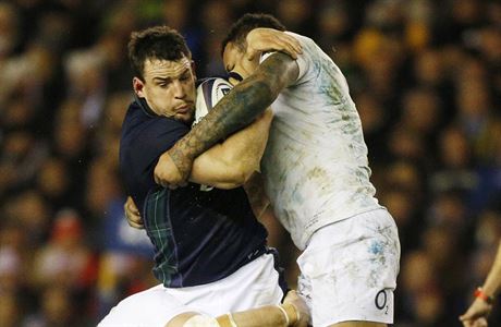 Angliané Jack Clifford a Courtney Lawes skládají k zemi Scotta Johna Hardieho