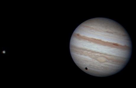 Jupiter a Ganymed (nejvtí Jupiterv msíc), vítzný snímek za msíc srpen
