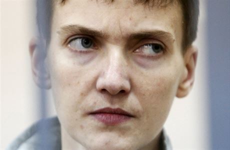 Ruská justice viní ukrajinskou pilotku Naddu Savenkovou ze spáchání...