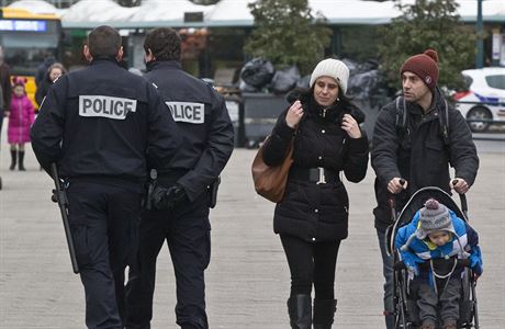 Francouzt policist patroluj v ulicch.