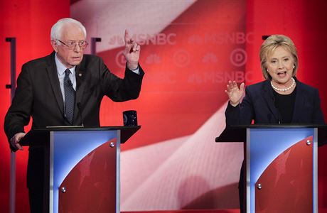 Televizní souboj demokratických kandidát: Bernie Sanders a Hillary Clintonová.