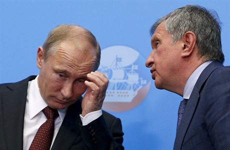 Vladimir Putin naslouchá slovm Igora Seina, editele ruského ropného gigantu...
