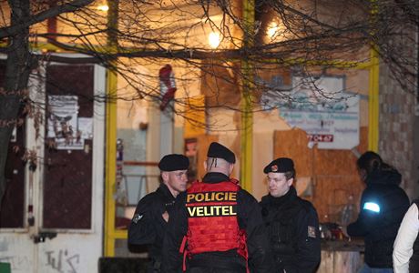 Policie vyetuje tok dvaceti maskovanch lid zpalnmi lahvemi na ikovsk...