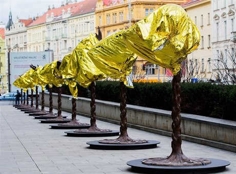 Aj Wej-Wej den ped vernisáí zvíecí hlavy vystavené u Veletrního paláce...