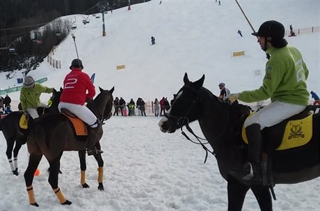 Turnaj v polu na snhu.