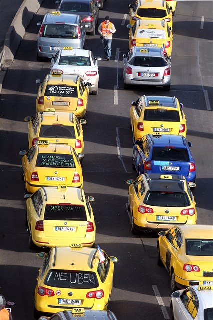 Taxikái demonstrovali u loni v lét, vozidla tehdy omezila provoz v centru.