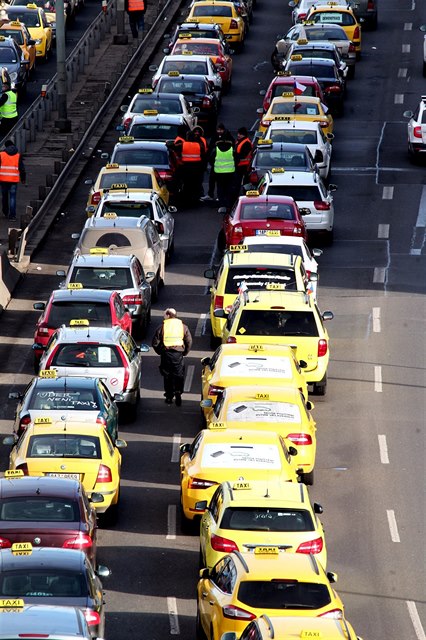 Protest praských taxiká proti pepravním spolenostem Uber a Taxify,...