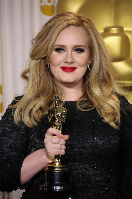 Adele s Oscarem za píse Skyfall.