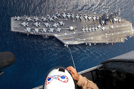 Písluníci US Navy pi výcviku.