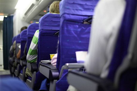 Cestující v letadle - ilustrační foto.