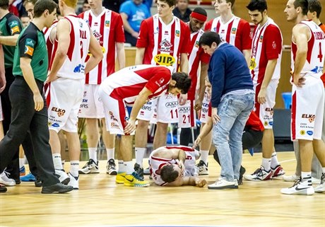 Zraněný basketbalista Lukáš Kotas po úderu od Jana Špačka.