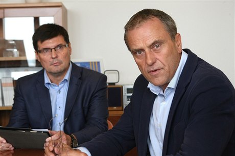 Hejtman Jií Rozboil (vpravo) s bývalým námstkem Aloisem Maákem.