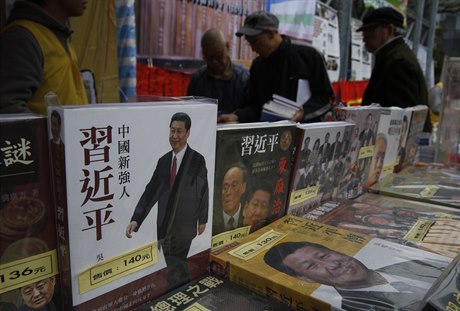Zakázaná literatura. Knihy o ivot Si in-pchinga na hongkongských pultech.