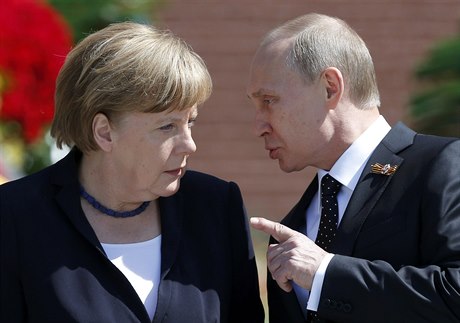 Nmecká kancléka Angela Merkelová v rozhovoru s ruským prezidentem Vladimirem...