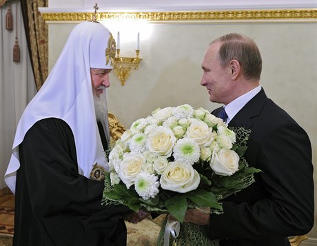 Vladimir Putin gratuluje patriarchovi ruské pravoslavné církve Kirillovi, který...