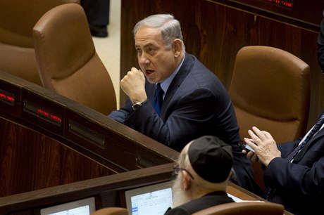 Premiér Netanjahu na zasedání Knesetu, izraelského parlamentu.