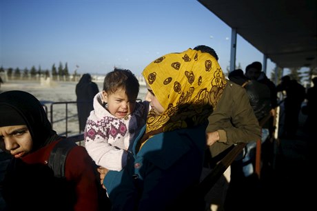 Syrtí uprchlíci na hranici Sýrie a Turecka.
