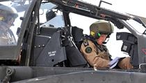 Princ Harry ukonil vcvik jako pilot bojov helikoptry Apache.