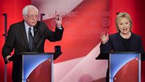 Televizn souboj demokratickch kandidt: Bernie Sanders a Hillary Clintonov.