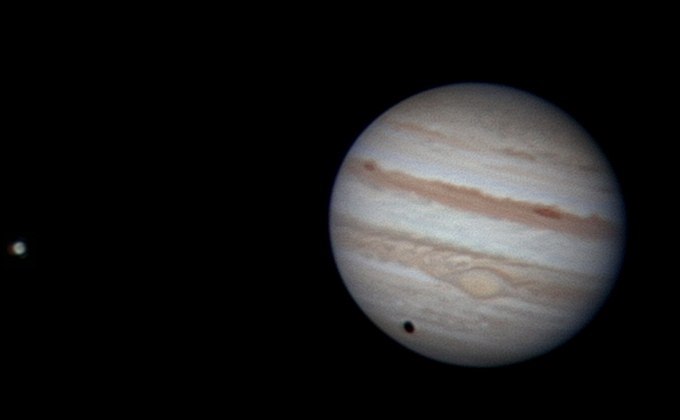 Jupiter a Ganymed (nejv�t�í Jupiter�v m�síc), vít�zný snímek za m�síc srpen